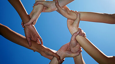 Acht Hände halten sich fest Acht Hände halten sich fest