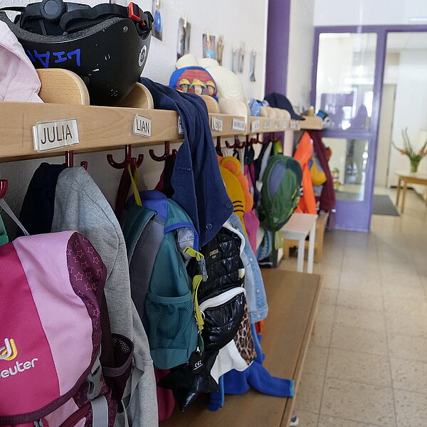 Farbfotografie eines Flurs in der Kita mit Rucksäcken - Copyright: Stadt Pforzheim