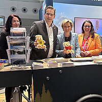 Farbfoto: Bettina Reitze-Lotz, Leiterin des WSP-Tourismusmarketings, Prof. Dr. Erik Schweickert, Mitglied des Landtages von Baden-Württemberg, Dr. Nicole Hoffmeister-Kraut, Ministerin für Wirtschaft, Arbeit und Wohnungsbau des Landes Baden-Württemberg und Katrin Schindele, Mitglied des Landtages von Baden-Württemberg, am Pforzheimer Messestand auf der CMT.