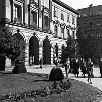 Schwarz-Weiß-Foto: Die Goldschmiedeschule (Außenansicht) im Jahr 1940. - copyright:Stadtarchiv Pforzheim – Institut für Stadtgeschichte, S1-5-4-R-6