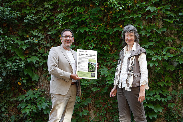 Tobias Volle und Sylvia Lorenz stehen vor einer grünen Fassade