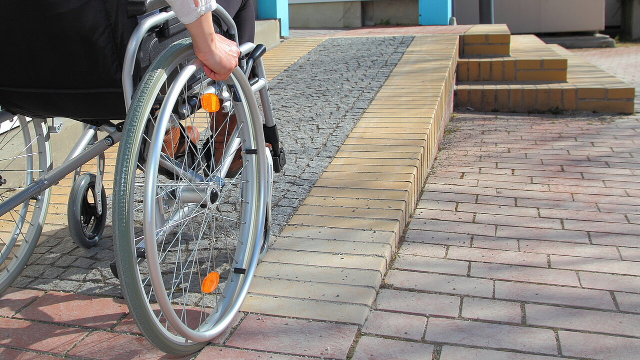 Symbolbild: Rollstuhl auf Rampe - copyright:RioPatuca Images | Fotolia.com