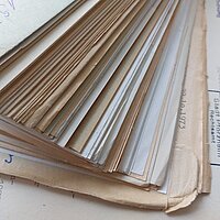 Was hier aussieht wie ein Farbfächer für Beigetöne ist eine Akte des Rechtsamts mit unterschiedlichen Papierqualitäten – die vergilbten Blätter sind an den Rändern bereits versprödet. Foto: Stadtarchiv