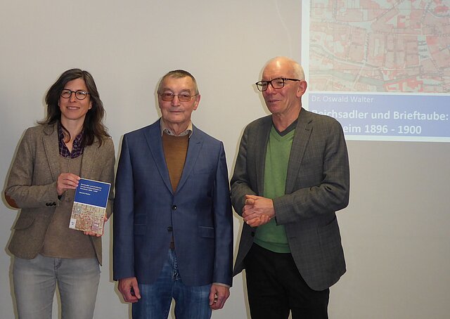 Dr. Oswald Walter (Mitte) vor seinem Vortrag über die Geschichte der Pforzheimer Privatpost mit den Veranstaltern Kai Adam, Löbliche Singergesellschaft von 1501 Pforzheim, und Archivleiterin Dr. Klara Deecke 