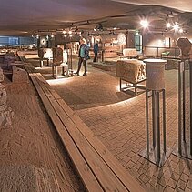 Farbfotografie: Die begehbare Ausgrabungsfläche im Archäologischen Museum Pforzheim im Jahr 2016. - copyright:Günter Beck