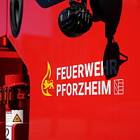 Farbfoto: Nahaufnahme vom neuen Feuerwehrkran.
