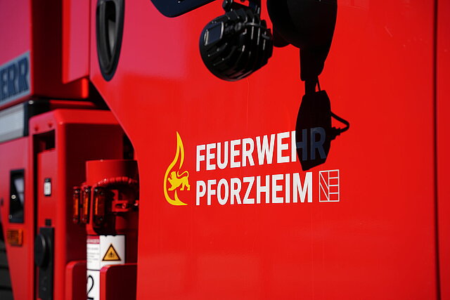 Farbfoto: Nahaufnahme vom neuen Feuerwehrkran.