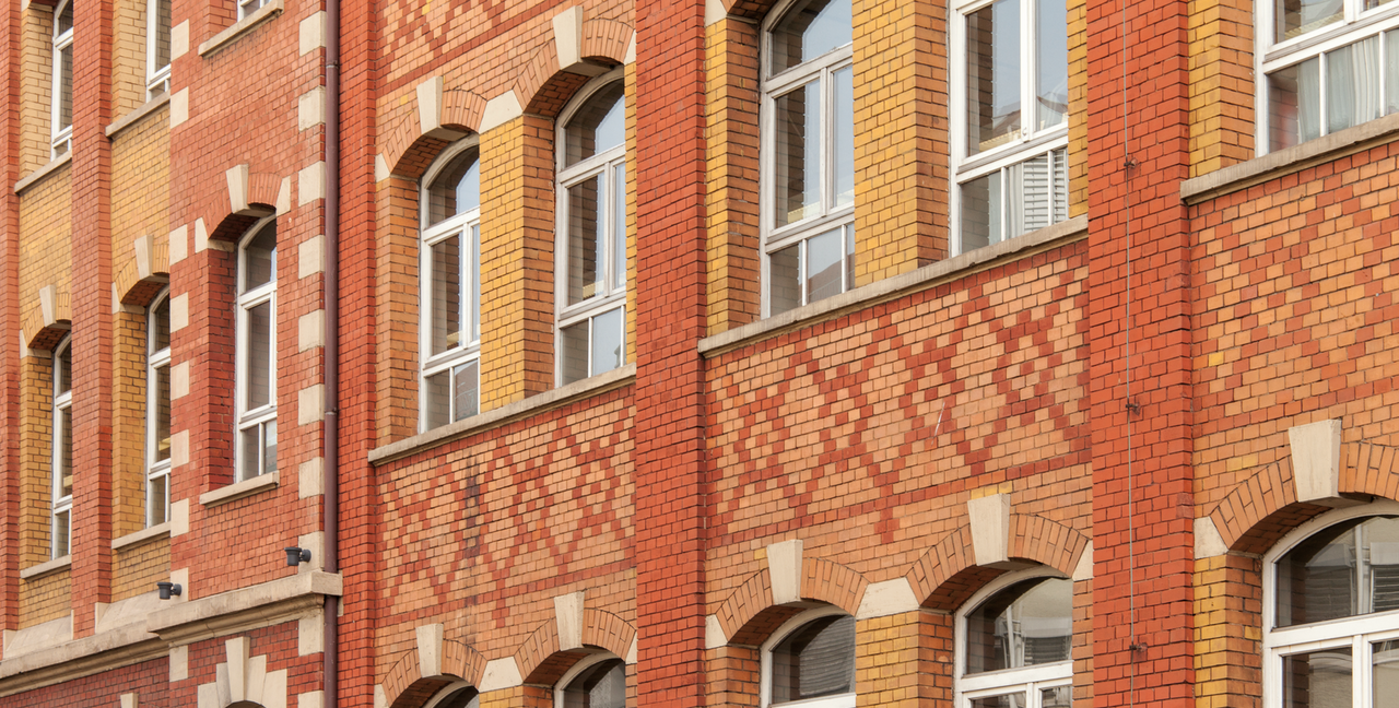 Farbfoto: Fassade aus rotem Klinker der Firma Rau am Turnplatz - copyright:Fotoverlag Günter Beck