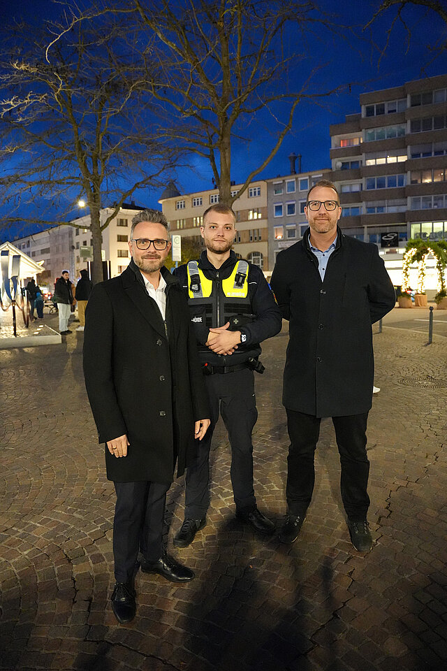 Farbfoto in der Dunkelheit: v.l. Oberbürgermeister Peter Boch, Teamleiter des Kommunalen Ordnungsdienstes Fabian Geier und Leiter des Gemeindlichen Vollzugsdiensts Dennis Kussberg.