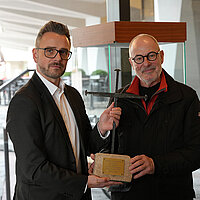 Roland Ganninger übergibt das Nagelkreuz von Coventry an Oberbürgermeister Peter Boch