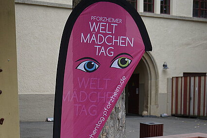 Welt-Mädchentag Fahne - copyright:Gleichstellungsstelle, Stadt Pforzheim