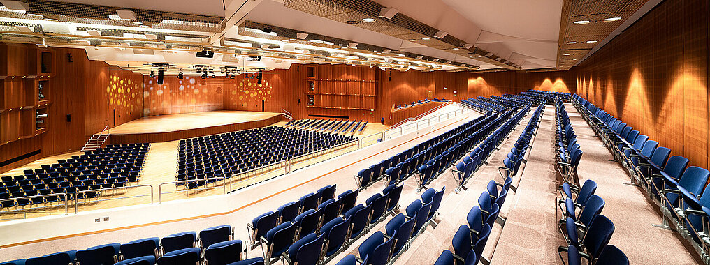 Ansicht des Großen Saals im CongressCentrum Pforzheim mit Reihenbestuhlung für Konzert, Kongress oder Jahresversammlung