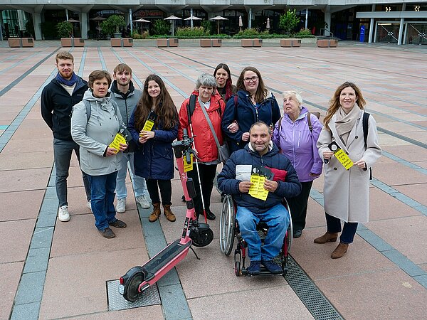 Foto: Mehrere an der Aktion beteiligte Personen halten die Gelben Karten in der Hand - Copyright: Stadt Pforzheim