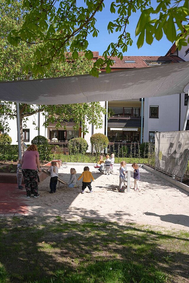 Ein Spielplatz mit Kindern