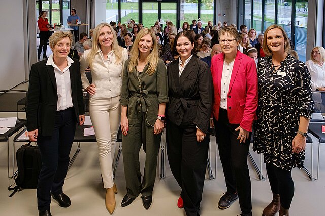 Prof. Dr. Kerstin Bremser, Kristina Sauter, Laura Fröhlich, Nur Bakkar, Dr. Birgit Buschmann und Miriam Fieser freuen sich über das große Interesse am Frauenwirtschaftstag in Pforzheim