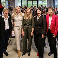 Prof. Dr. Kerstin Bremser, Kristina Sauter, Laura Fröhlich, Nur Bakkar, Dr. Birgit Buschmann und Miriam Fieser freuen sich über das große Interesse am Frauenwirtschaftstag in Pforzheim
