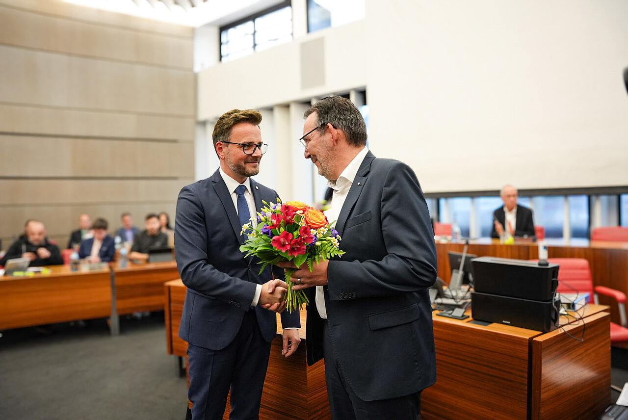 Oberbürgermeister Peter Boch gratuliert Tobias Volle und überreicht ihm einen Blumenstrauß. - copyright:Stadt Pforzheim