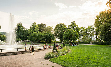 Ansicht: Stadtpark Pforzheim mit Springbrunnen und spielenden Kindern 