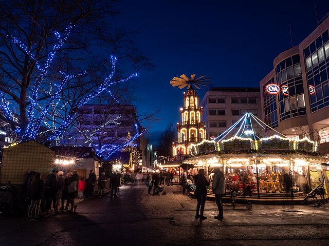 Foto: Goldener Weihnachtsmarkt mit Karussell und Mühle - copyright:Daniela Samsony