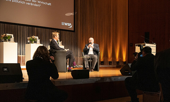 Ansicht auf die Bühne im CongressCentrum Pforzheim beim Wirtschaftspreis mit Talkgast Uli Hoeneß und Moderator Markus Brock