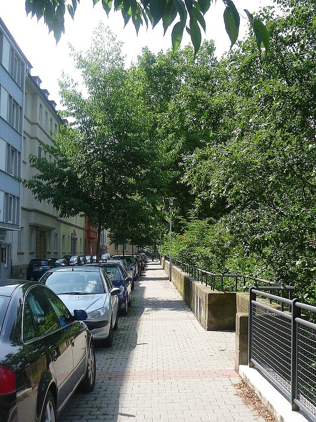 Parkende Autos am Straßenrand in Pforzheim - copyright:Stadt Pforzheim