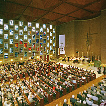 Farbfoto: Der vollbesetzte Kirchensaal der Stadtkirche. - copyright:Günter Beck