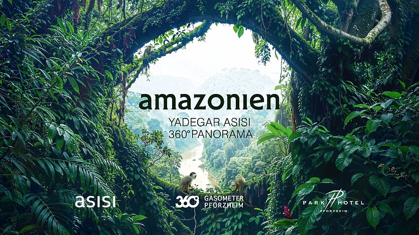 Plakat mit dichtem, grünen Regenwald, der einen Blick auf einen Fluss im Hintergrund freigibt. Zentral steht der Titel „Amazonien – Yadegar Asisi 360° Panorama“ mit Logos am unteren Rand. - copyright: Yadegar Asisi, Gasometer Pforzheim - Ersteller: Yadegar Asisi