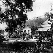 Schwarz-Weiß-Aufnahme: Die Villa der Familie Benckiser um 1900, Außenansicht mit Park. - copyright:Stadtarchiv Pforzheim – Institut für Stadtgeschichte, S1-7-1-5-R-3