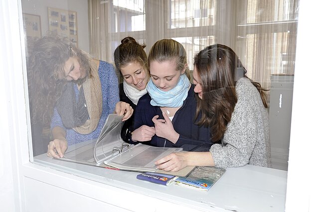 Schüler bei einer Führung durch das Archiv