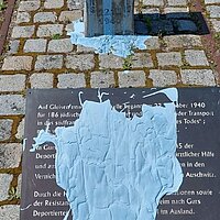 Farbfoto vom Denkmal mit weißer Farbe 