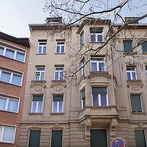 Farbfoto: Außenfassade Zähringerallee 25. Der wiederhergestellte schlichte Fassadenbereich unterscheidet sich von erhaltenen Bereichen mit Jugendstilornamentik. - copyright:Günter Beck
