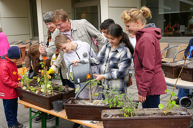 Schüler pflanzen für Senioren