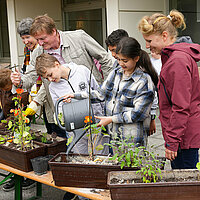 Schüler pflanzen für Senioren