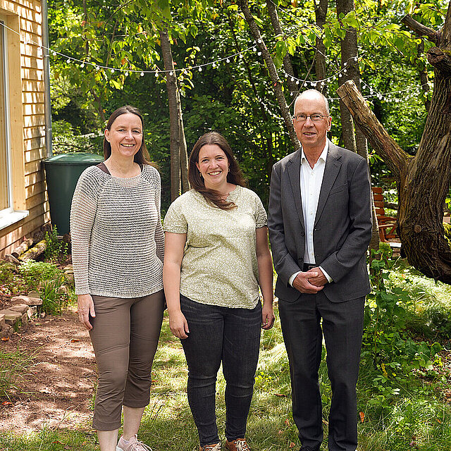 Cornelia Wolff, Karlotta Nübold und Bürgermeister Frank Fillbrunn im Naturkindergarten - copyright:Stadt Pforzheim