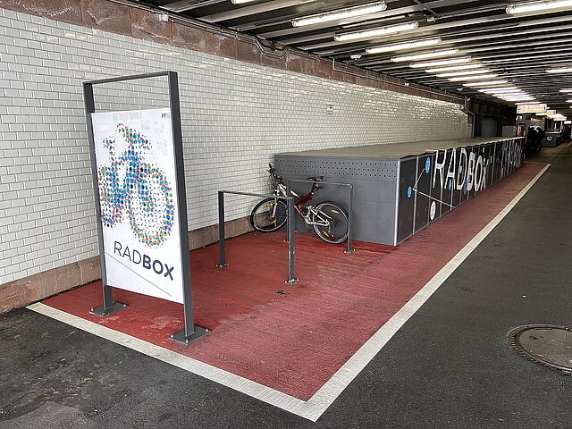 Foto: Radboxen an einem Bahnhof - copyright:PTV Transport Consult GmbH