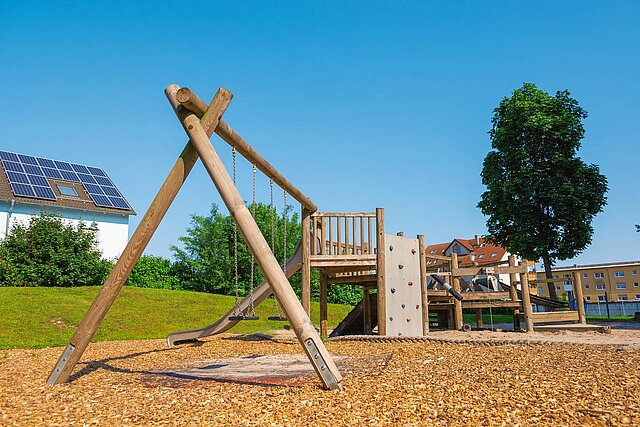 spielplatz_uhlandstrasse_ABE Foto: Schaukel und Klettergerüst Uhlandspielplatz