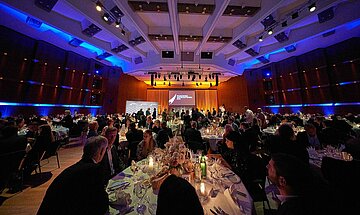 Atmosphärische Beleuchtung im Großen Saal im CongressCentrum Pforzheim beim Wirtschaftspreis 2022