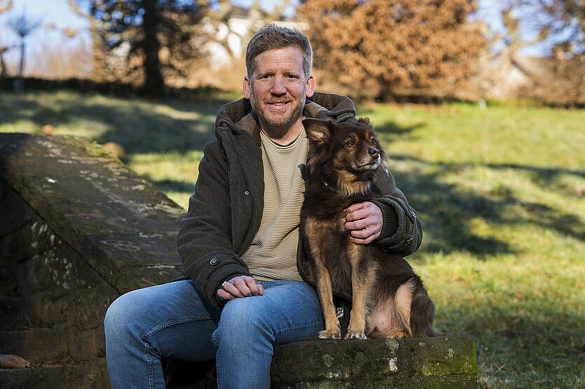 Pressefoto Henrick Clausing Fotografie von Henrick Clausing mit dem Hund Filou - copyright: Sven Moschitz - Ersteller: Sven Moschitz