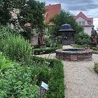 „Sommerfrische“ - Lapidarium und Kräutergarten