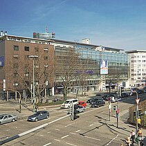 Farbfotografie: Das Volksbankhaus in Pforzheim mit gläserner Außenhülle. - copyright:Günter Beck