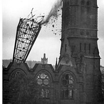 Schwarz-Weiß-Foto von 1962: Sprengung der kriegszerstörten Stadtkirche. - copyright:Stadtarchiv Pforzheim – Institut für Stadtgeschichte, S1-4-4-S-76