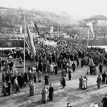 Schwarz-Weiß-Fotografie: Einweihung der neu aufgebauten Altstädter Brücke am 13. Februar 1954. - copyright:Stadtarchiv Pforzheim – Institut für Stadtgeschichte, S1-3-1-G-29