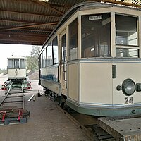 Zwei der historischen Straßenbahnen