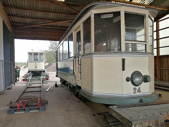 Zwei der historischen Straßenbahnen