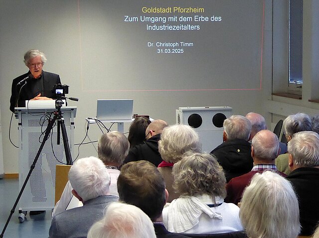 Der Vortragsredner Dr. Christoph Timm und Publikum