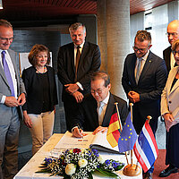 Goldenes Buch Thailändische Botschafter