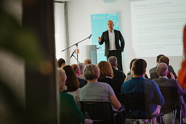 Publikum blickt auf Redner - copyright:Stadt Pforzheim