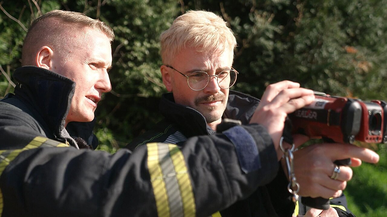 Philipp und Timo halten ein Messgerät - copyright:RTL