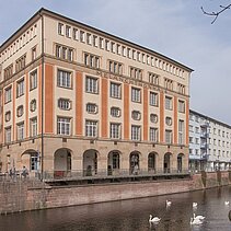 Farbfoto: Das Melanchthonhaus mit seinem Arkadengang am Ufer der Enz. - copyright:Günter Beck