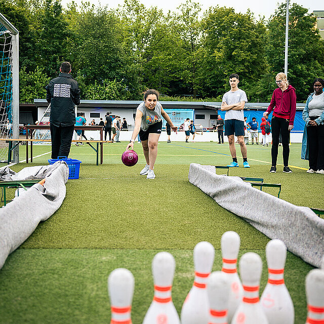 Eine Junge Frau wirft eine Bowling-Kugel auf die Pins - copyright:Stadt Pforzheim